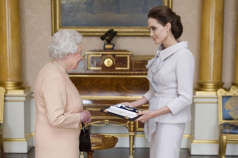 Queen Elizabeth is grote inspiratiebron voor Angelina Jolie
