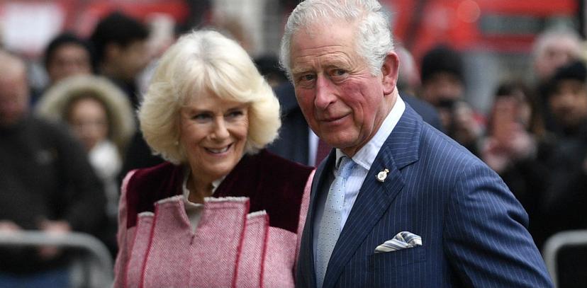 Prins Charles kan rekenen op heel wat kritiek na delen kerstkaart: 'Camilla voor altijd in Diana's schaduw'
