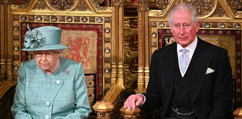 Koning Charles onthult standbeeld overleden koningin Elizabeth 