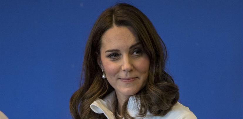 Zwangere Kate Middleton gespot in trainingspak tijdens bezoek aan basisschool