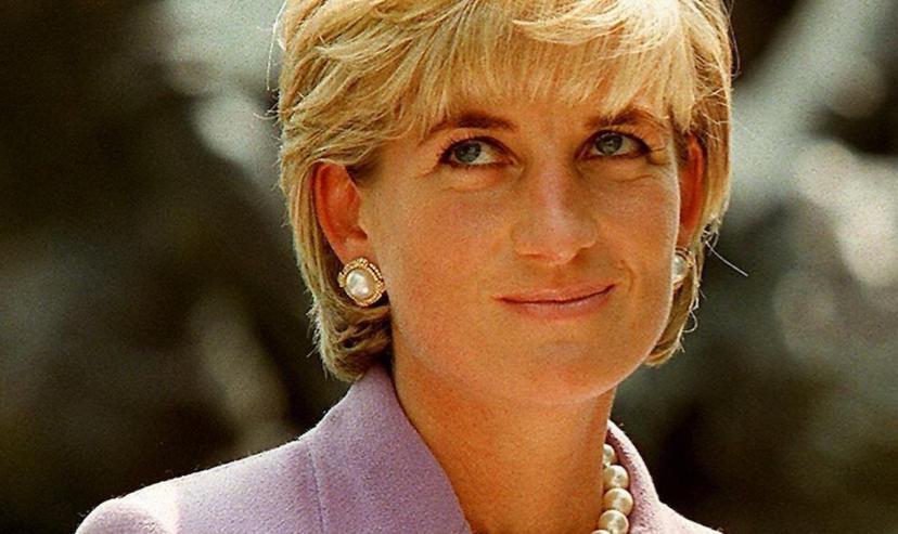 Prins George lijkt op deze foto volgens fans sprekend op Diana