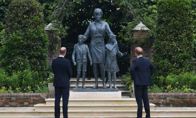 Interessant: dit is de betekenis van de drie kinderen die bij het standbeeld van prinses Diana staan