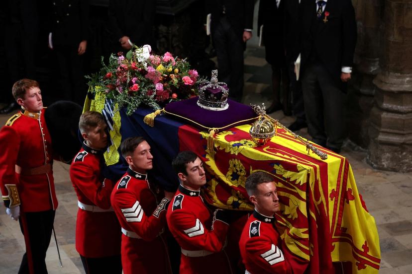 Koningin Elizabeth aangekomen op laatste rustplaats: publiek afscheid afgelopen