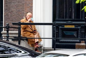 Amsterdam 18 mei 2023Theo Hiddema op een bankje voor zijn huis op de rachten vn Amsterdam met een sigaretje en kopje koffie.